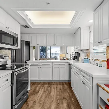 Stunning Bay View Condo, Pool, Family Friendly